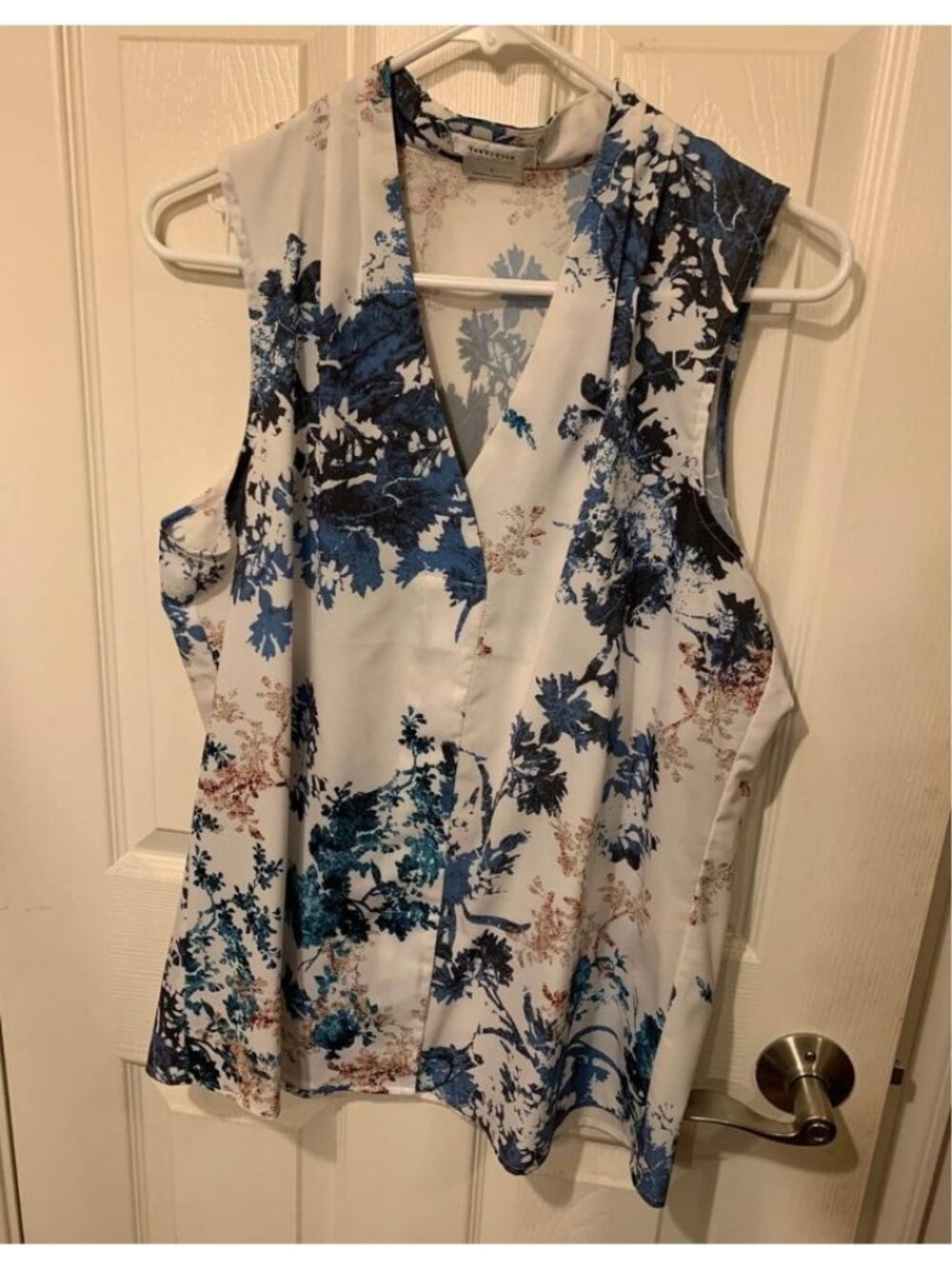 Van Heusen Womens Sleeveless V-Neck Floral Top Size Large Lightweight Blue/White